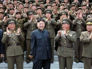 Ким Чен Ын в окружении соратников