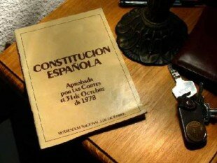 По словам лидера испанских социалистов, главной защитой конституции является ее улучшение, в частности, изменение системы прав и свобод, модернизация демократической системы, а также пересмотр нынешней территориальной модели. 