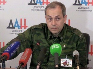 Заместитель главы корпуса ополченцев Эдуард Басурин: ополченцы отводят вооружение в Дебальцево, Горловке, Донецке и Тельманово.